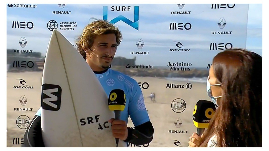 Zé Pedro Carvalho interviewed at a contest with his Watta